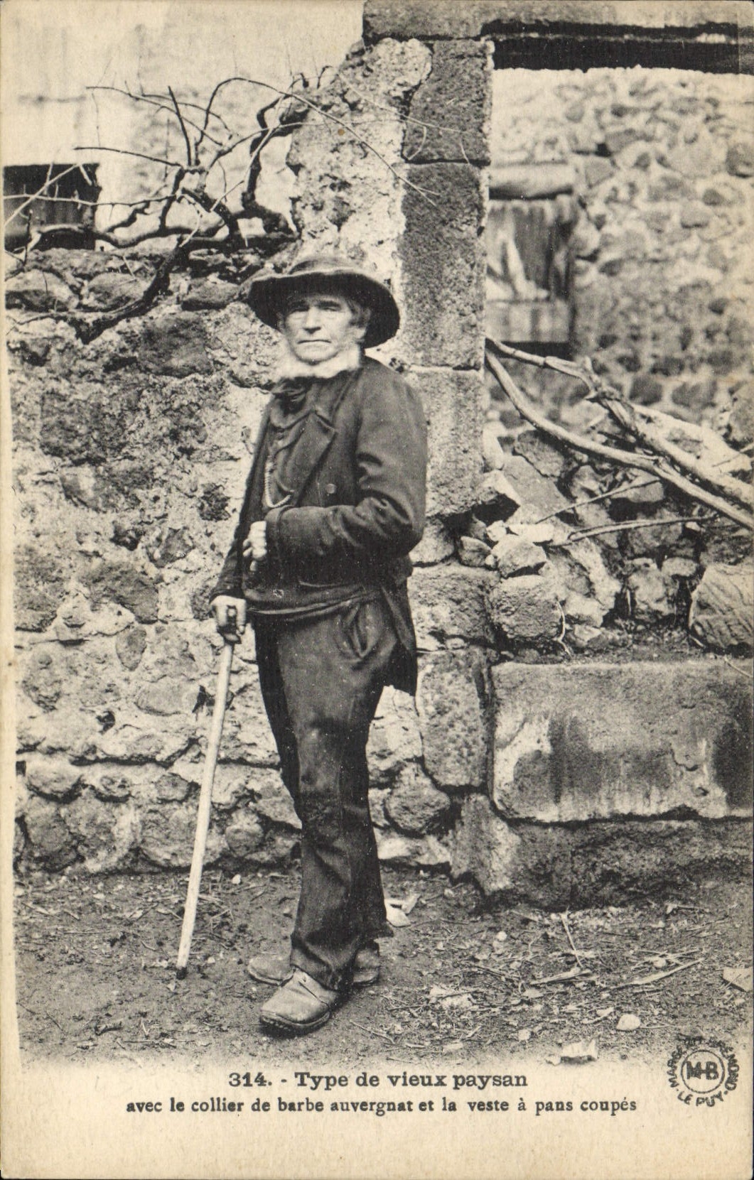 CPA Folklore Type de vieux paysan avec le collier de barbe auvergnat et la veste a pans coupes