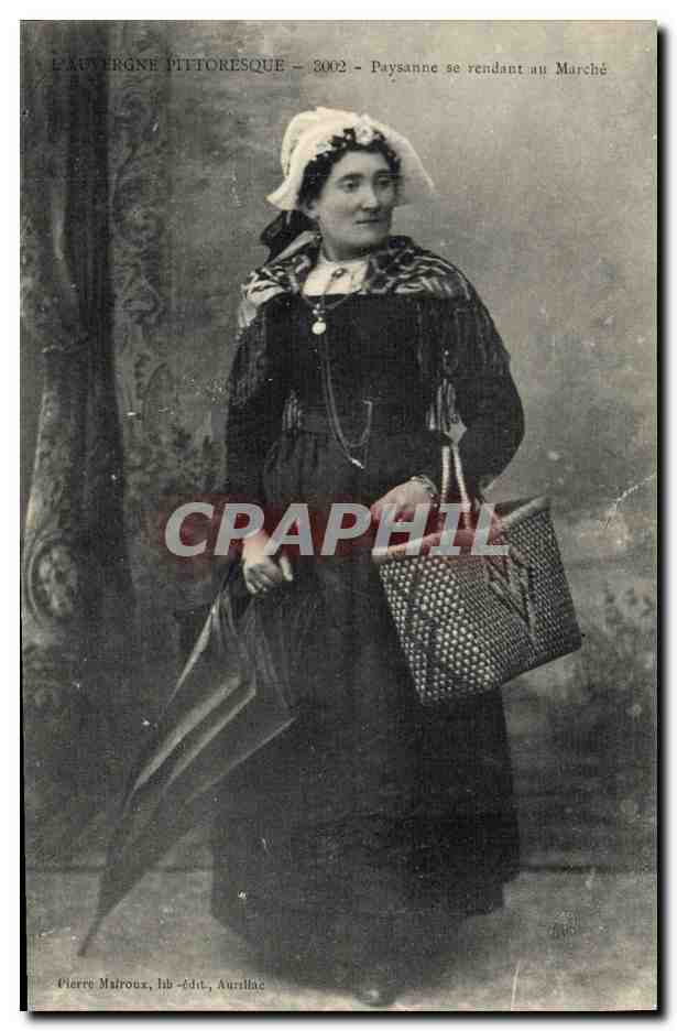 CPA Folklore Auvergne Paysanne se rendant au marche 