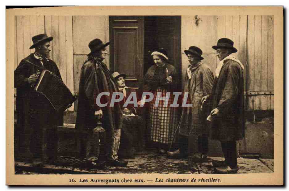 CPA Folklore Les Auvergnats chez eux La chanteurs de reveillers Accordeon