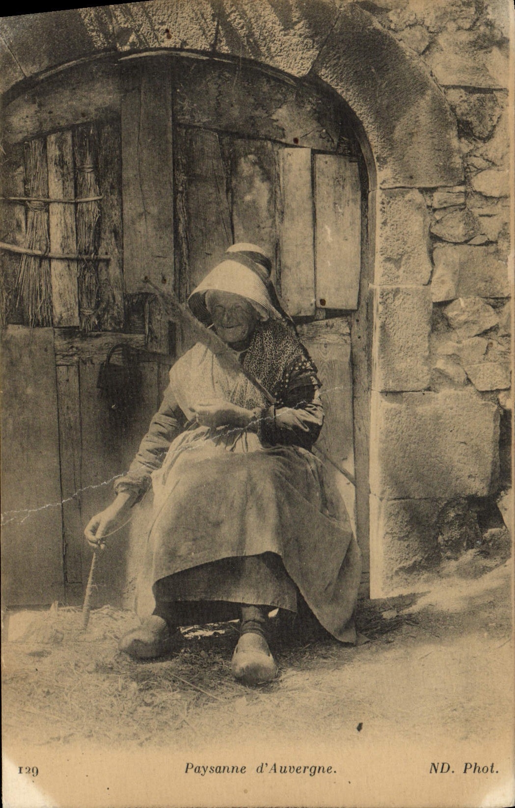CPA Folklore Paysanne d'Auvergne 