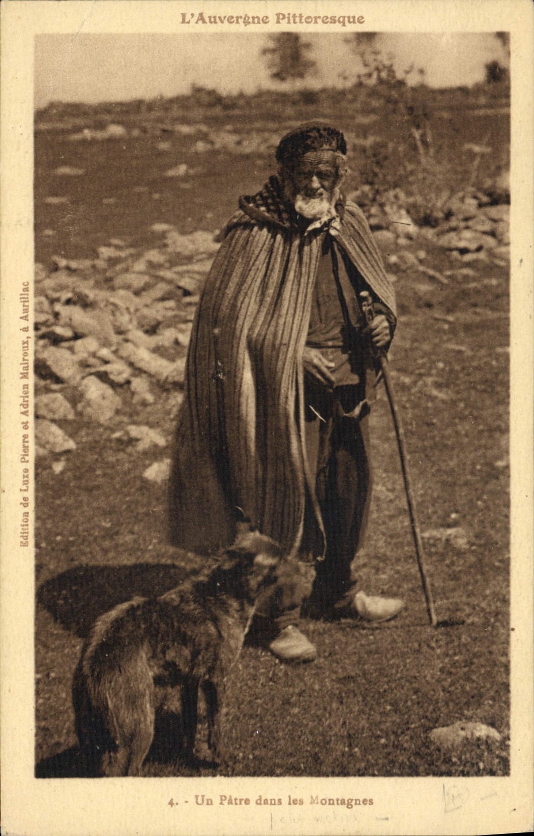 CPA Folklore Auvergne Un patre dans la montagne Chien