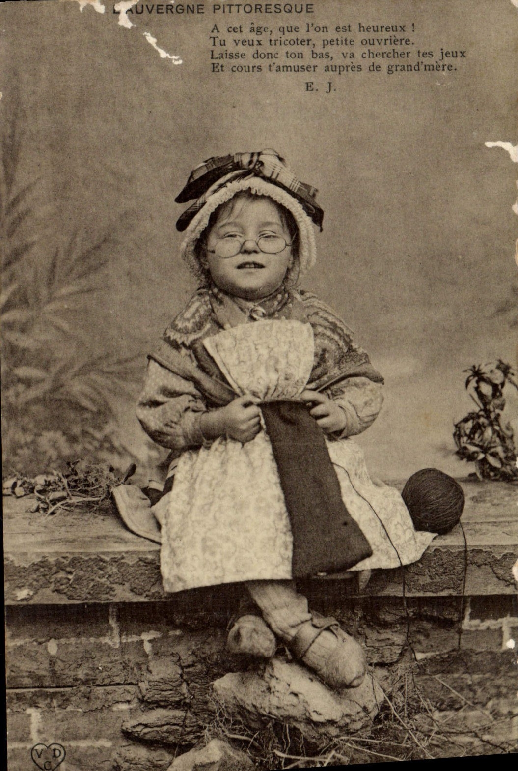 CPA Folklore Auvergne Enfant