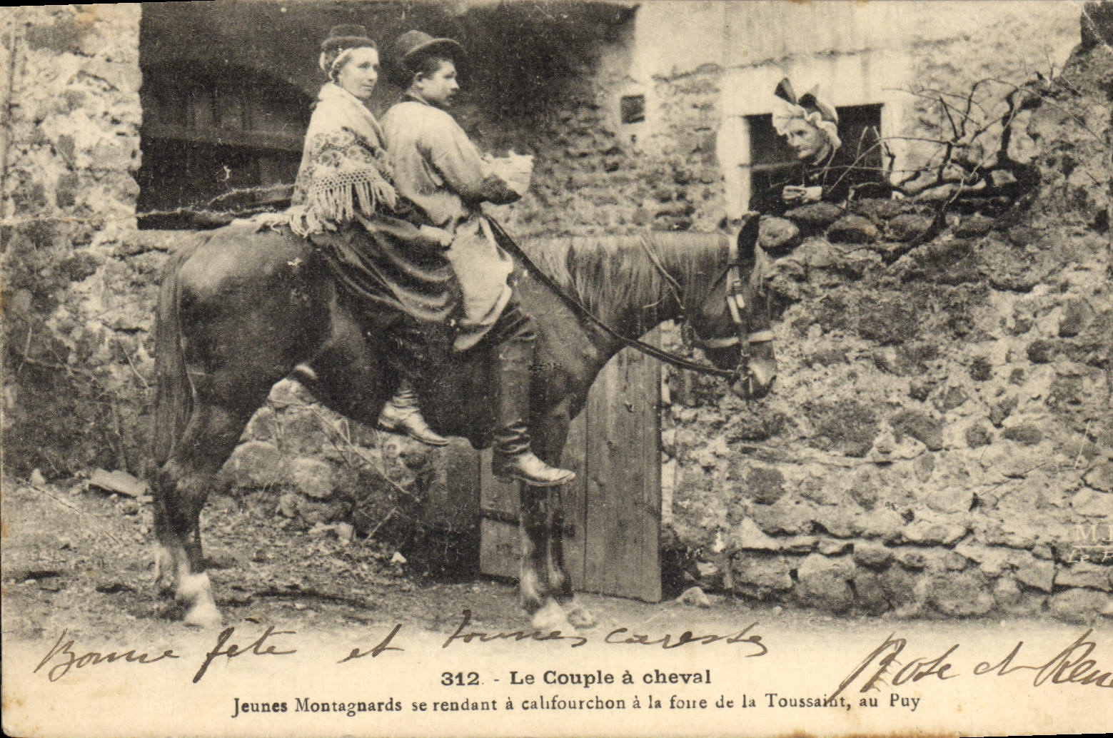 CPA Folklore Le couple a cheval Jeunes montagnards se rendant a califourchon a la fosse de la Toussaint au Puy Cheval 