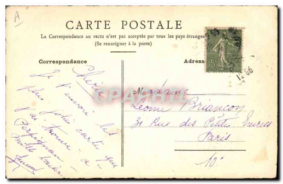 Femme sous parapluie avec houx — carte de vœux — éditeur non visible — Reverso