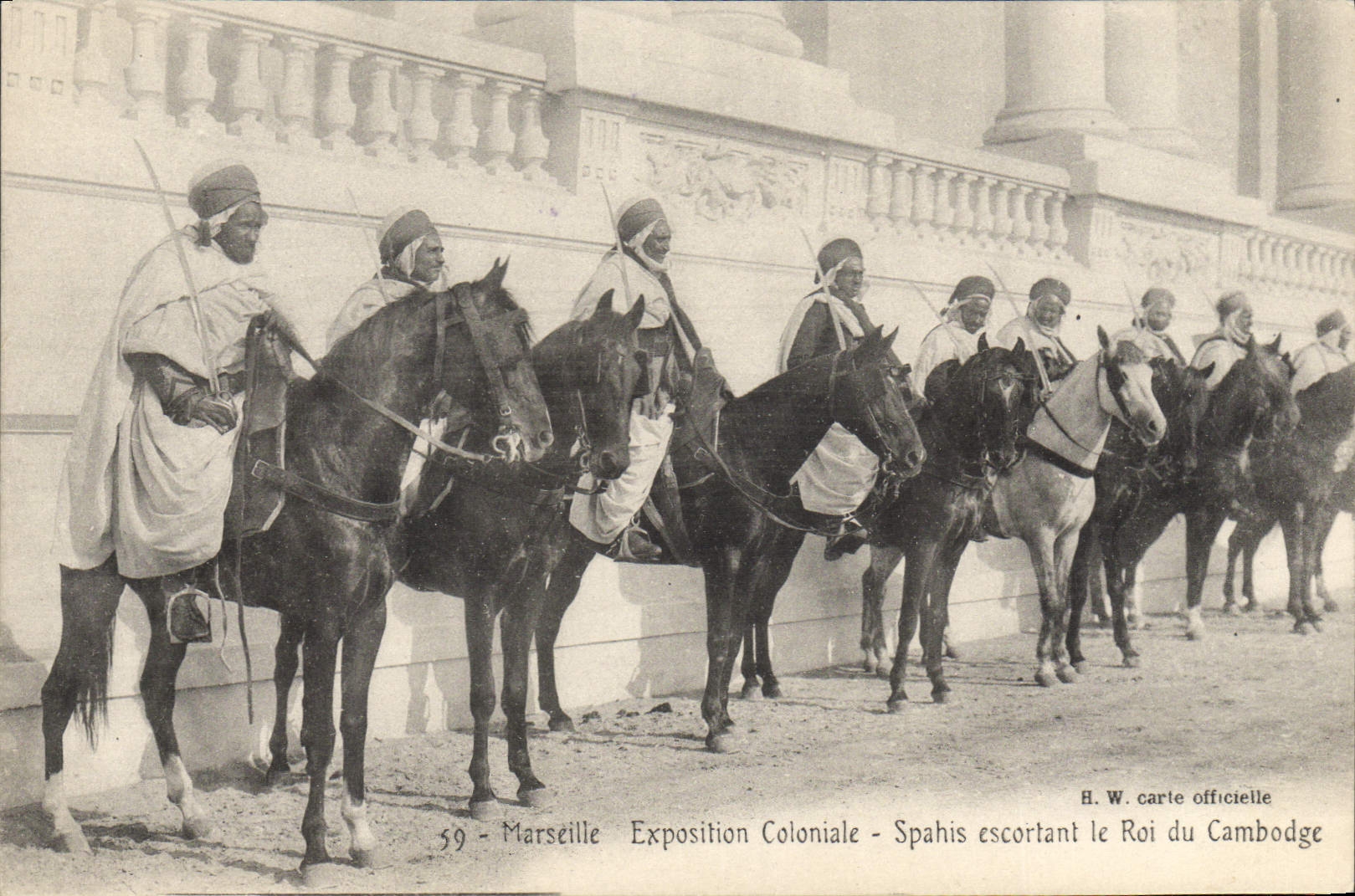 Spahis escortant le Roi du Cambodge — Exposition Coloniale de Marseille — H. W. carte officielle n°59