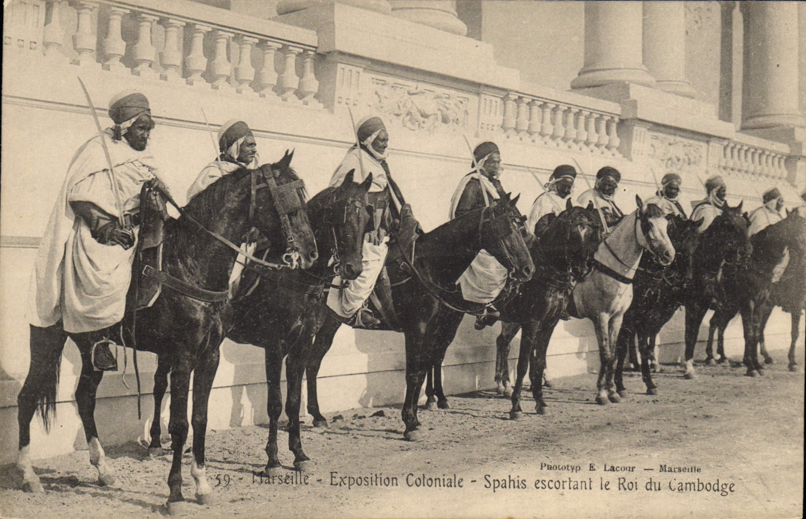Spahis escortant le Roi du Cambodge — Exposition Coloniale de Marseille — Phototyp E. Lacour — Marseille