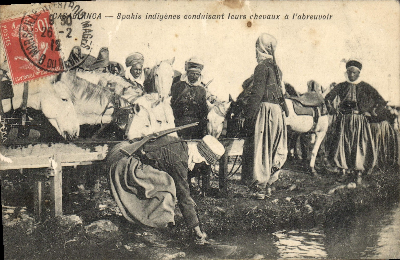 CPA Militaria Casablanca Spahis indigenes conduisant leurs chevaux a l'abreuvoir 