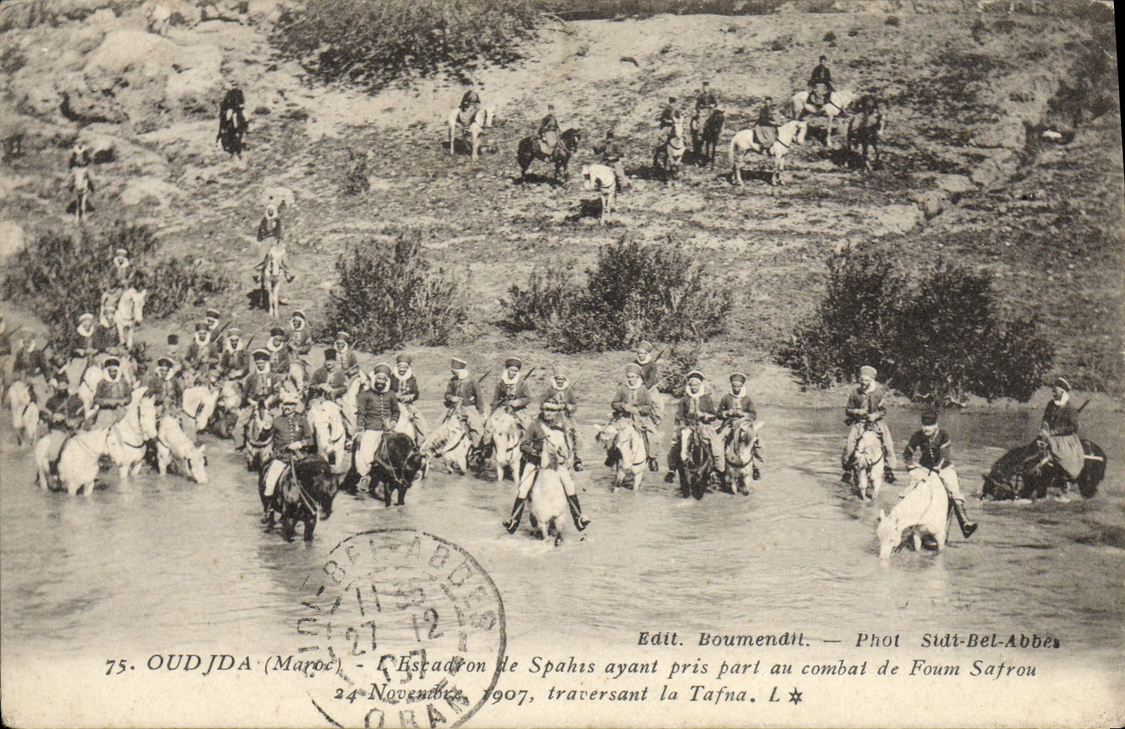 CPA Militaria Oudjda Maroc L'escadron de Spahis ayant pris part au combat de Foum Safrou traversant la Tafna 