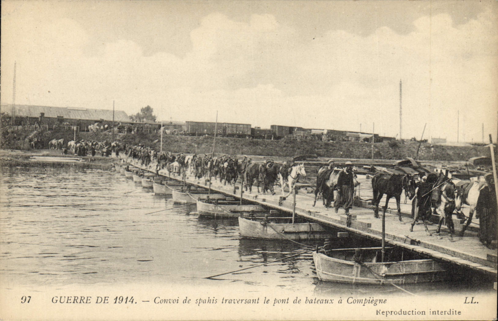 Convoi de spahis traversant le pont de bateaux à Compiègne — Guerre de 1914 — Éditeur LL. n° 97