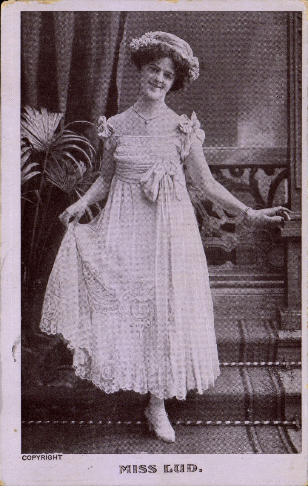 Miss Lud. — Portrait d'une jeune femme en robe de style 1910 — éditeur G.D.&D. Card