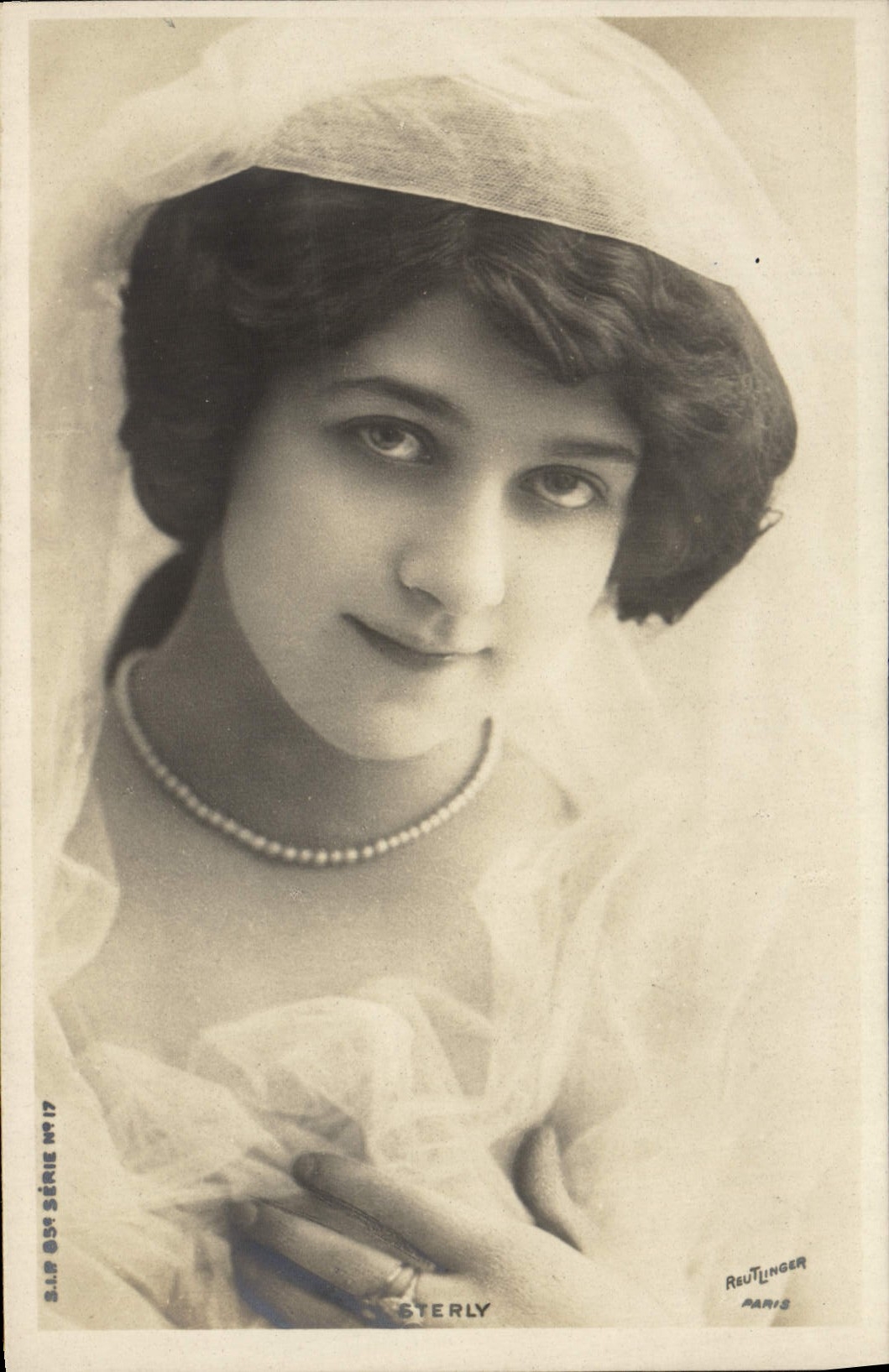 Jeune femme en voile — portrait — Reutlinger Paris, Série N°17