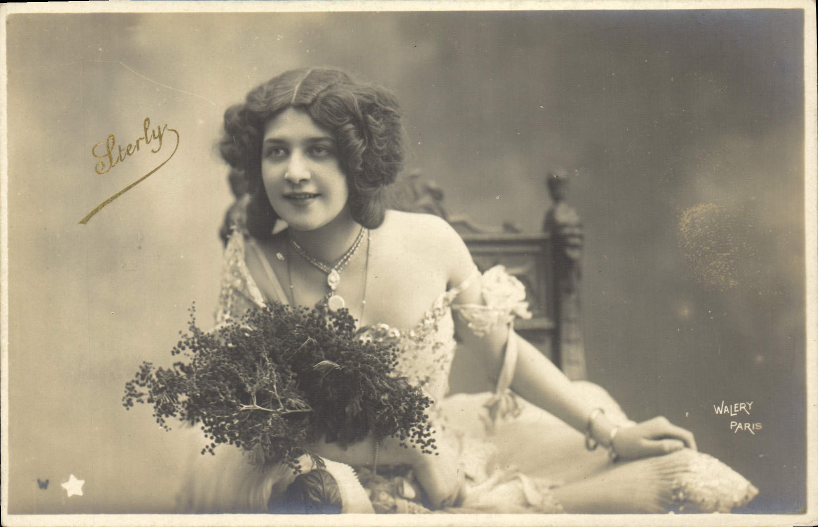 Jeune femme en robe de soirée — avec bouquet — éditeur Walery, Paris
