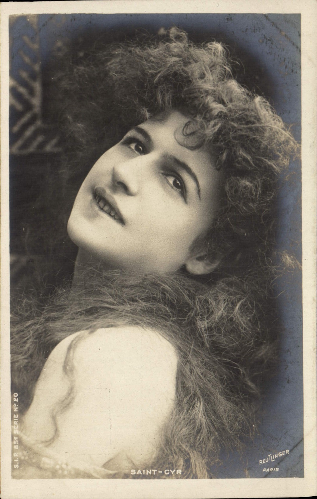 Jeune femme aux cheveux bouclés — Saint-Cyr — Reutlinger, Paris, série n°20