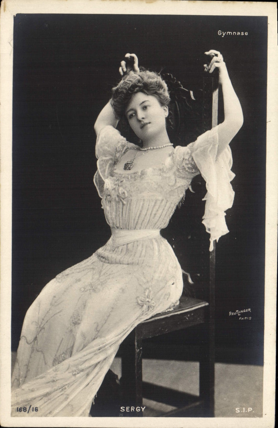 Femme en robe de style Art Nouveau — pose élégante — Reutlinger Paris, série 168/16