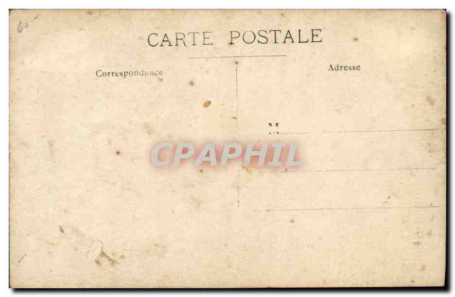 Femme en robe noire ornée — pose devant une chaise — éditeur inconnu, n° de série non visible — Reverso