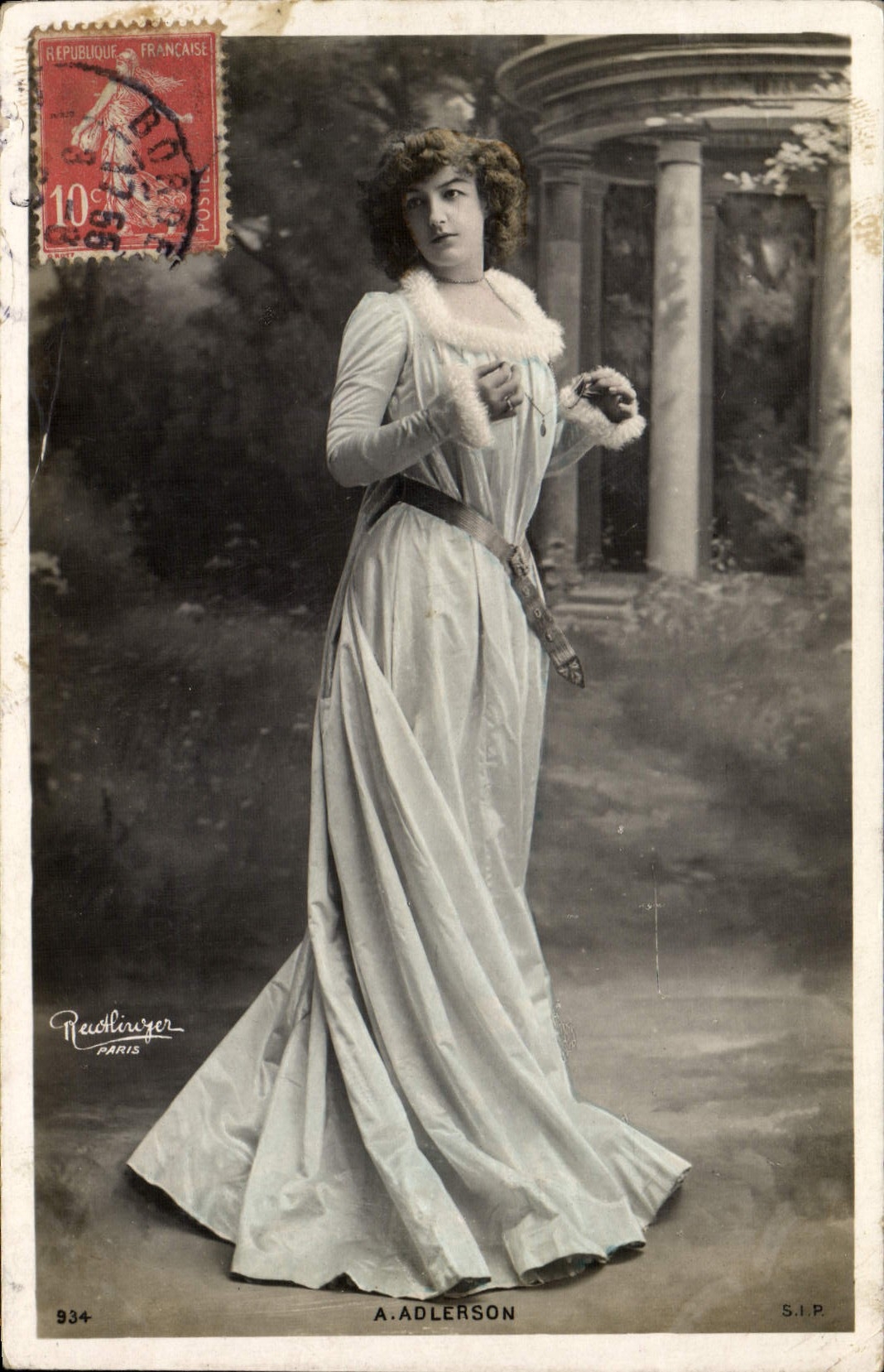 A. Adlerson — Portrait en robe longue avec fourrure — Reedlanger, Paris, n° 934