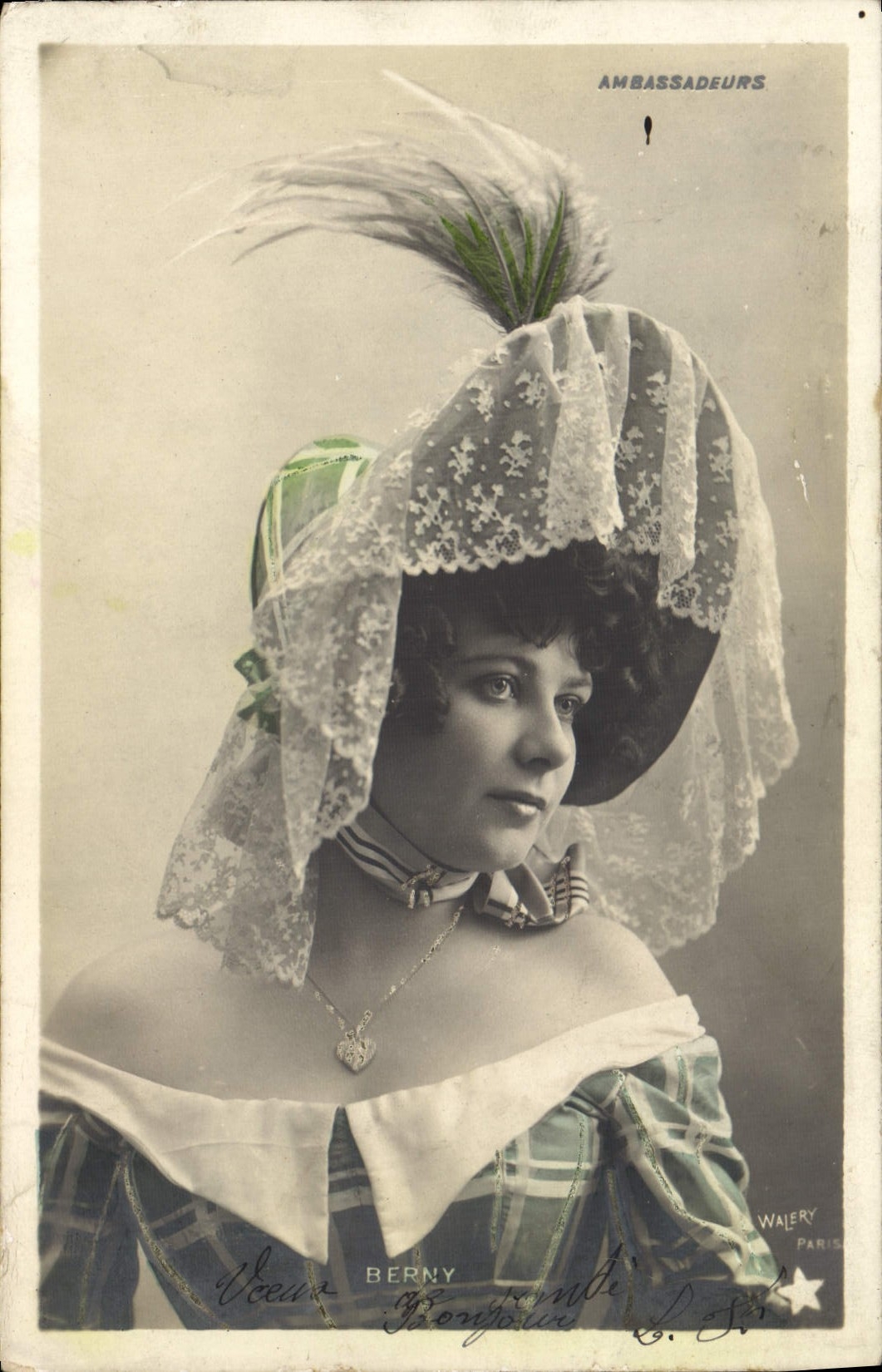 Femme en chapeau à voile et plumes — Ambassadeurs — Wajery, Paris