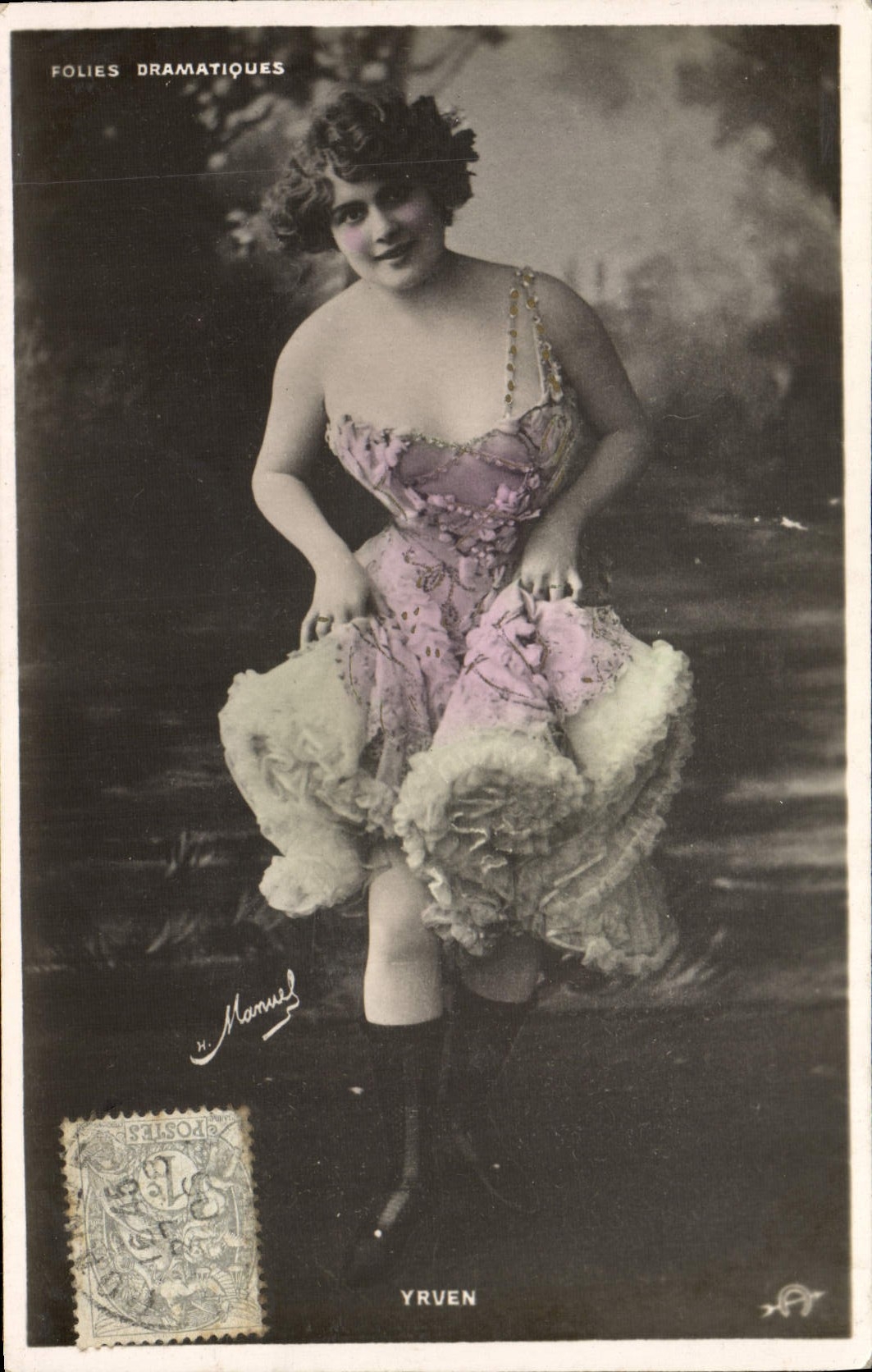 Sujet féminin en robe rose — Folies Dramatiques — Yrven, photographe