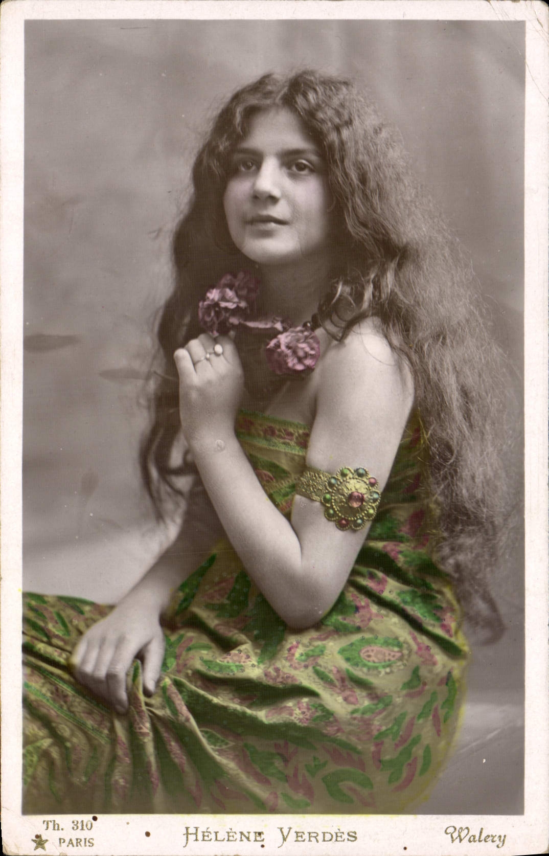 Hélène Verdès — Portrait de jeune femme en robe ornée — Th. 310, Paris, Walery