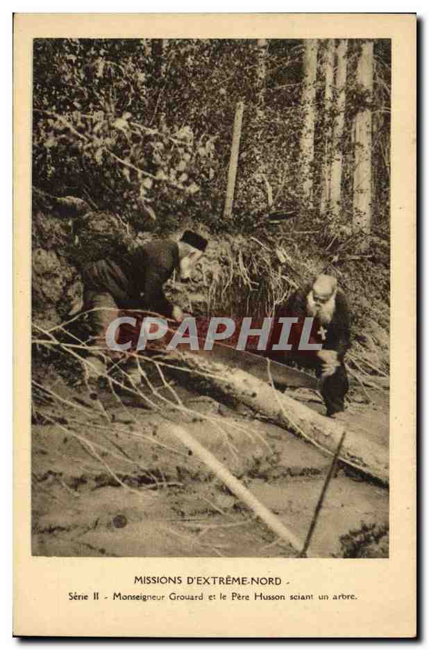 CPA Polaire Missions d'Extreme Nord Monseigneur Grouard et le pere Husson sciant un arbre