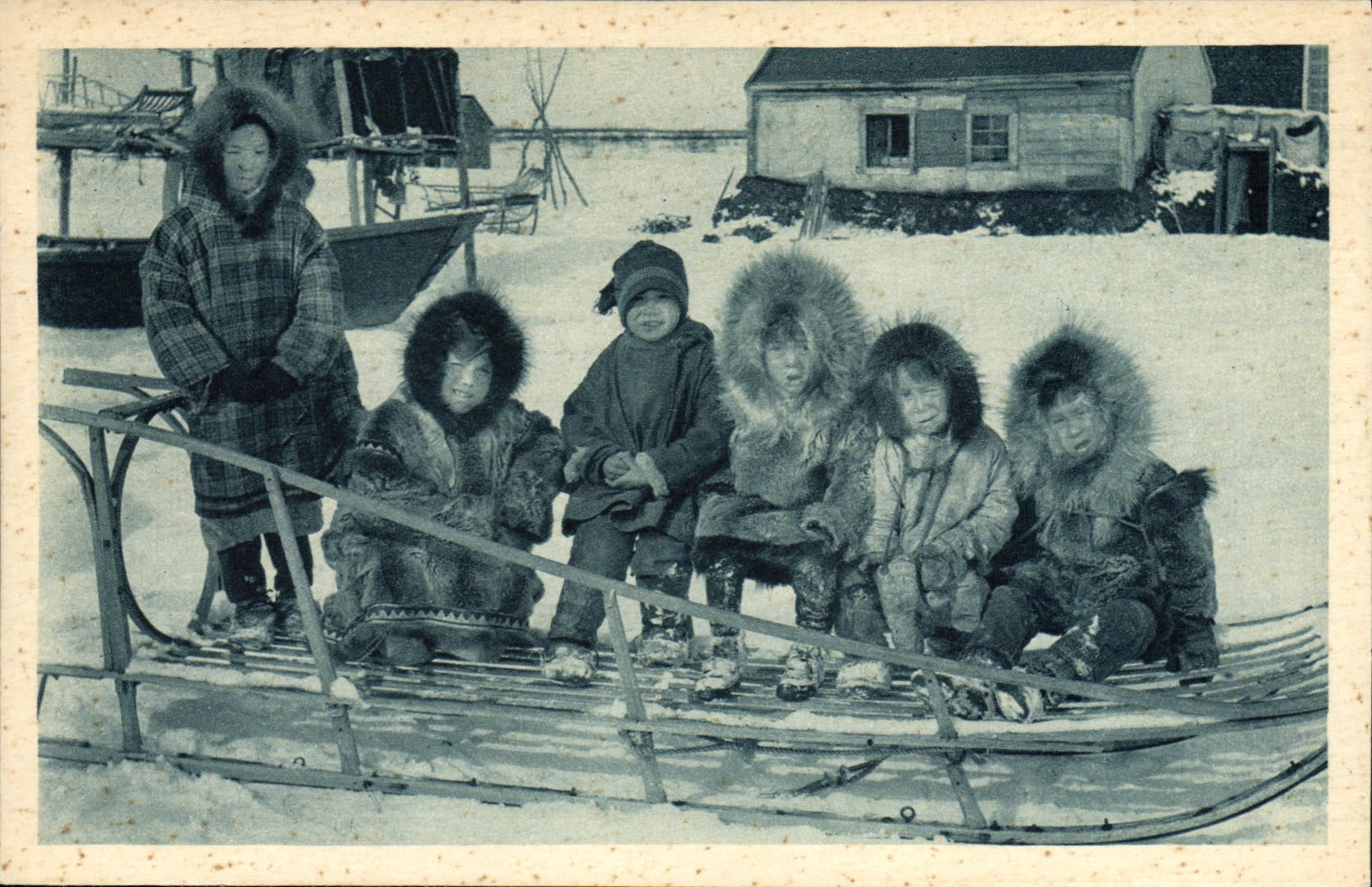 CPA Polaire La jeune generation en fourrures Cercle Arctique Alaska