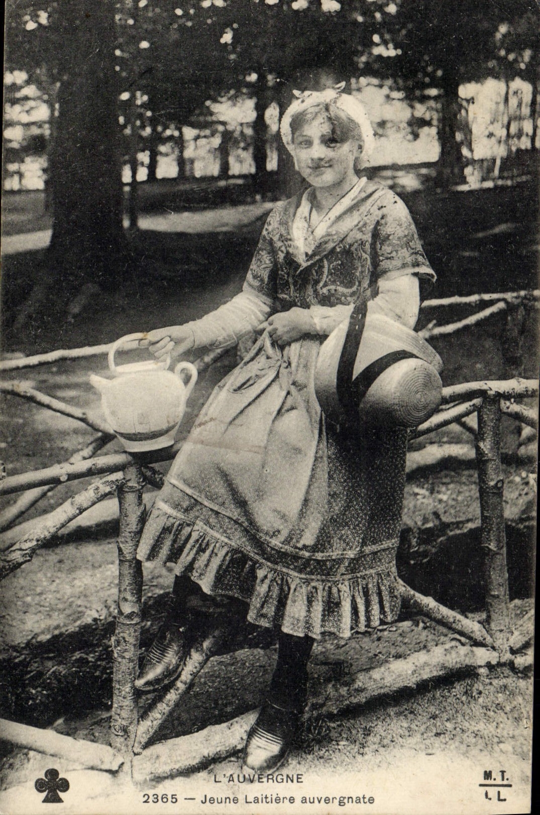 CPA Folklore Auvergne Jeune laitiere auvergnate