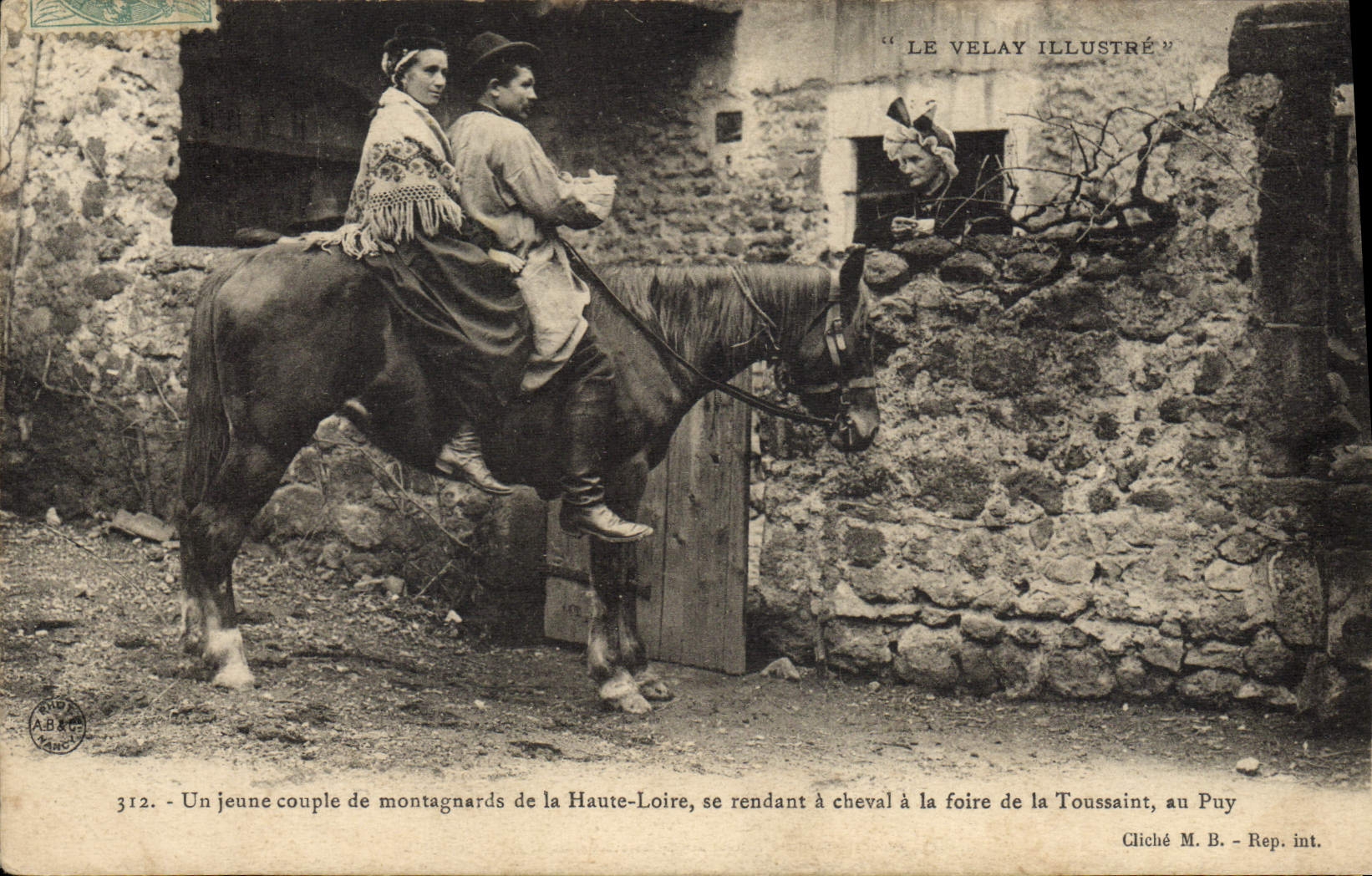 CPA Folklore Le Velay Un jeune couple de montagnards de la Haute Loire se rendant a cheval a la foire de la Toussaint au Puy