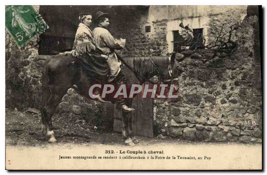 CPA Folklore Le Velay Un jeune couple de montagnards de la Haute Loire se rendant a cheval a la foire de la Toussaint au Puy