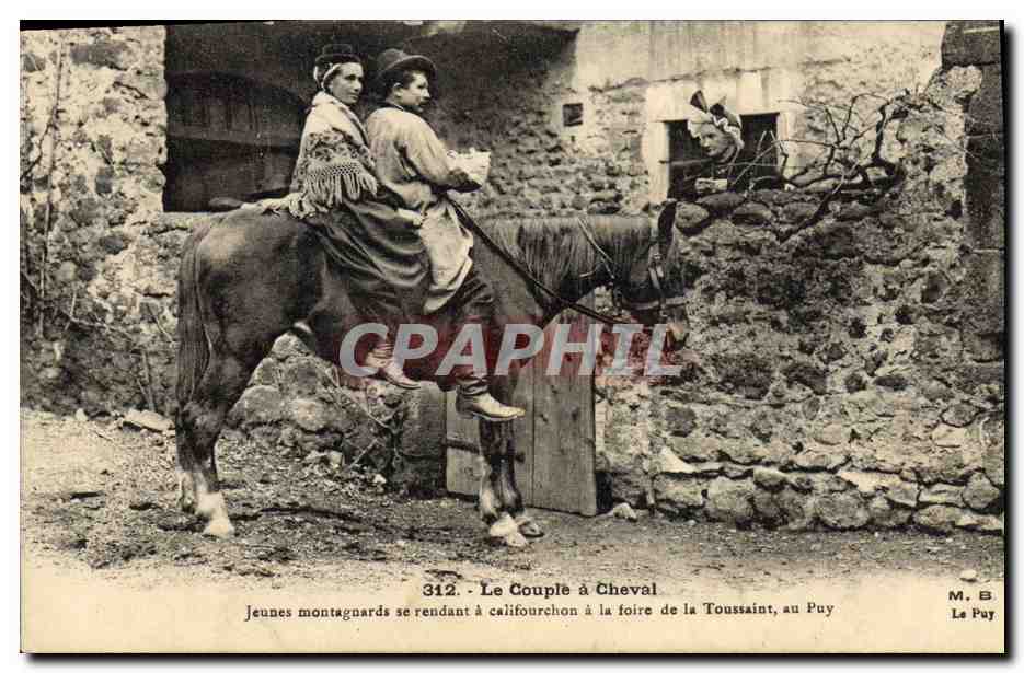CPA Folklore Le Velay Un jeune couple de montagnards de la Haute Loire se rendant a cheval a la foire de la Toussaint au Puy