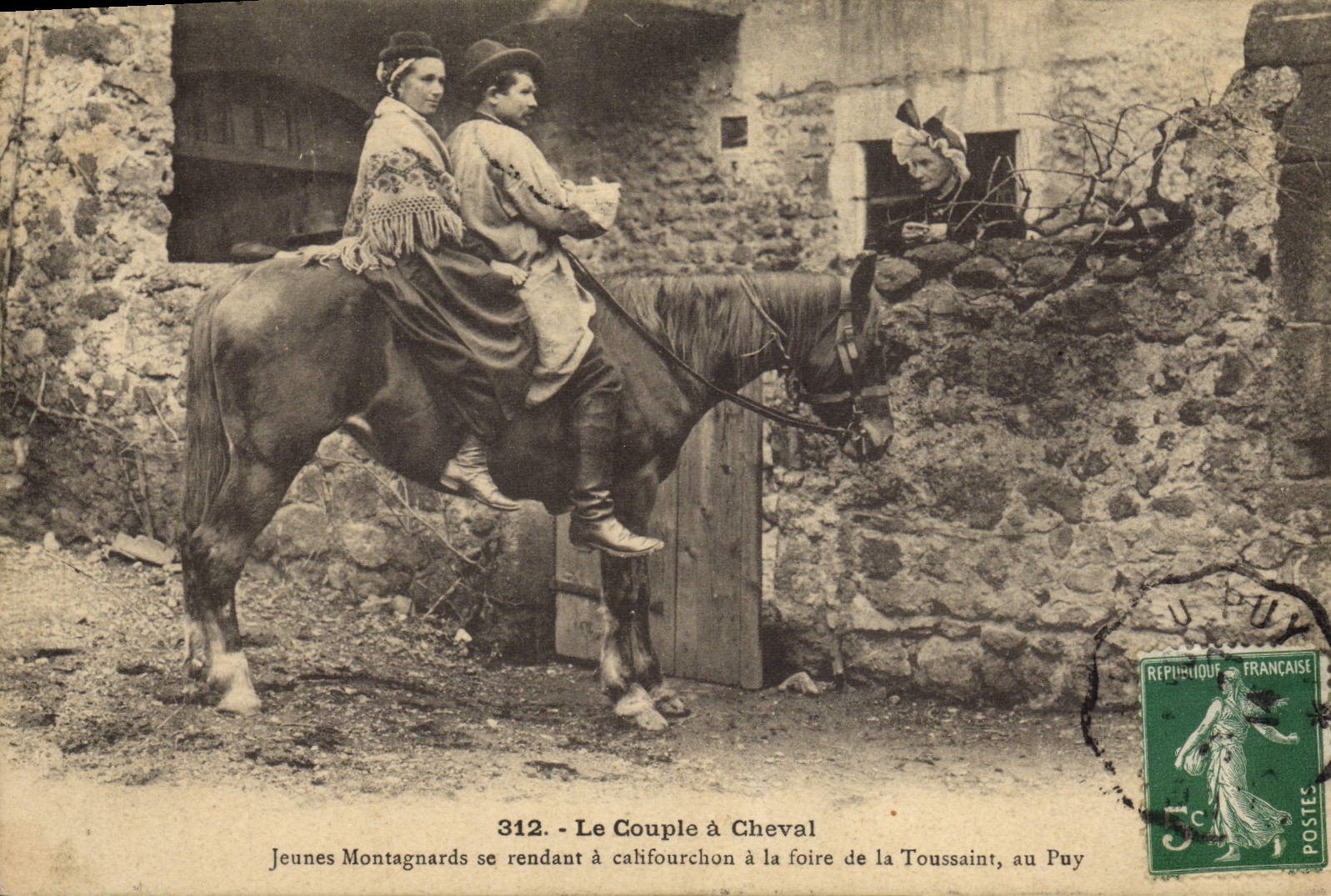 CPA Folklore Le Velay Un jeune couple de montagnards de la Haute Loire se rendant a cheval a la foire de la Toussaint au Puy