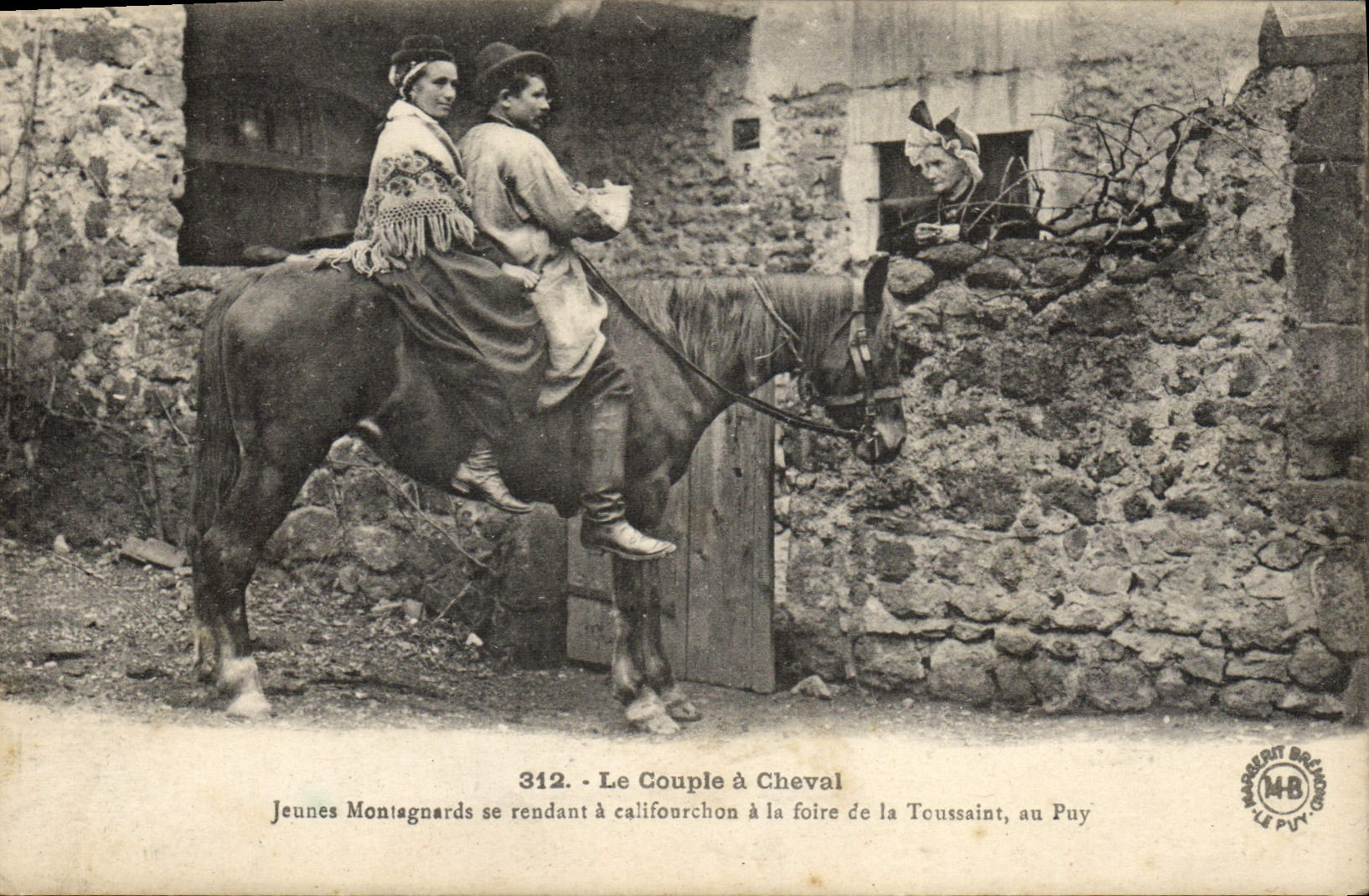 CPA Folklore Le Velay Un jeune couple de montagnards de la Haute Loire se rendant a cheval a la foire de la Toussaint au Puy