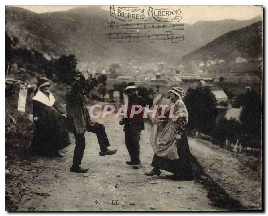 CPA Folklore Auvergne La bourree