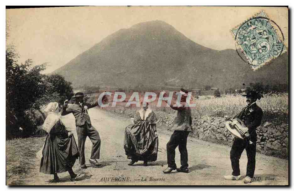 CPA Folklore Auvergne La bourree