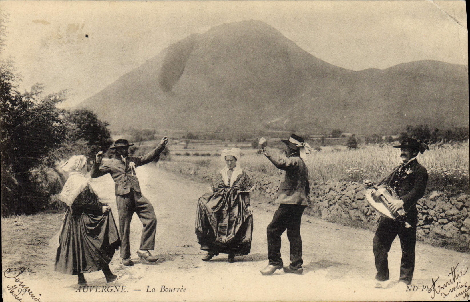 CPA Folklore Auvergne La bourree