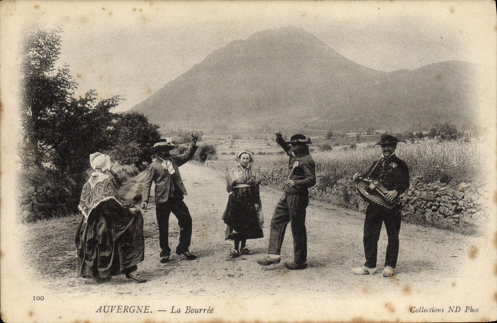 CPA Folklore Auvergne La bourree