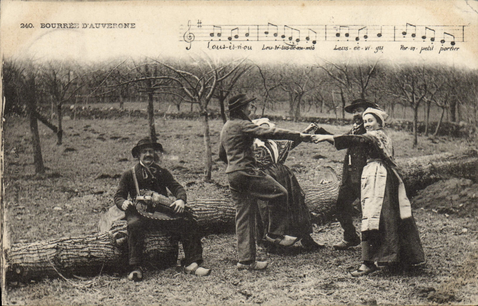 CPA Folklore Auvergne La bourree