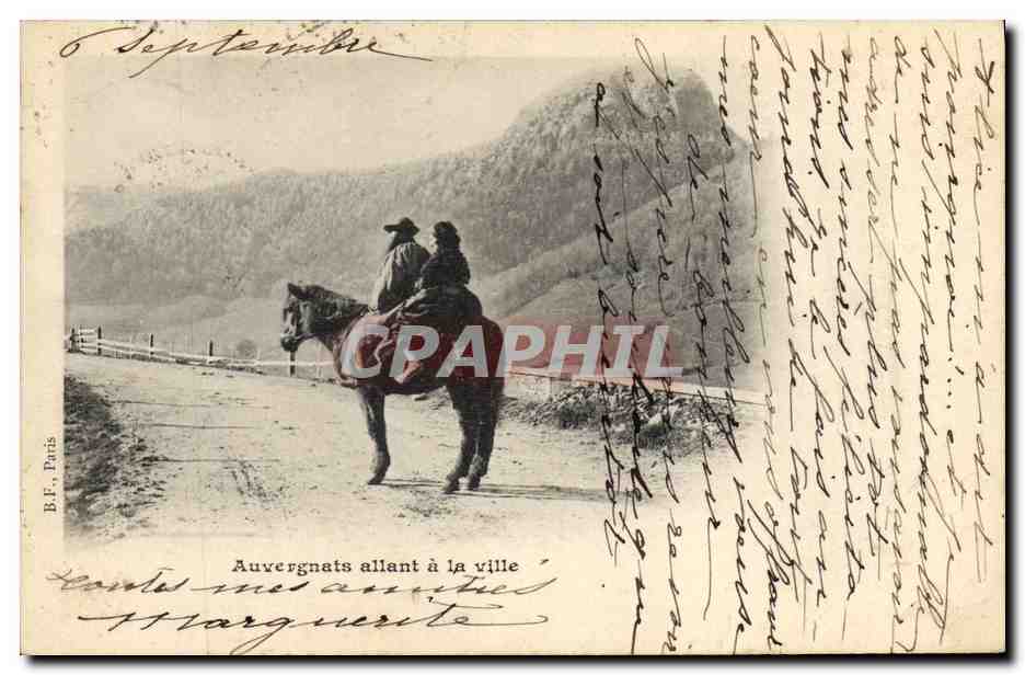 CPA Folklore Auvergne Auvergnats allant a la ville cheval
