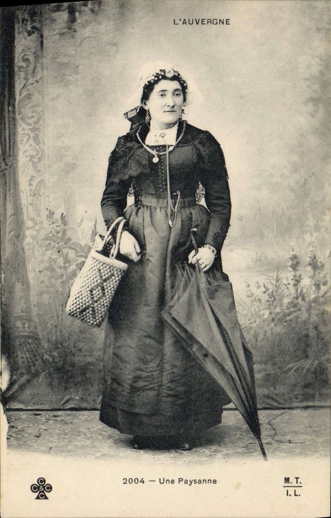 CPA Folklore Auvergne Une paysanne