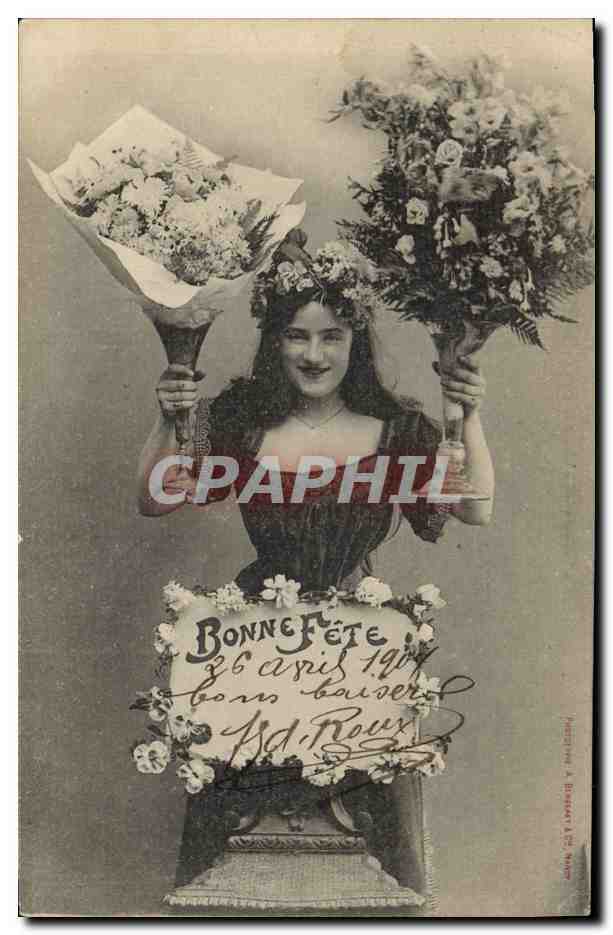 Frau in dunktem Kleid mit zwei Blumensträußen — Frohe Geburtstagskarte 26. April 1904 — Phototypie A. BERNARD & Cie, NANTES