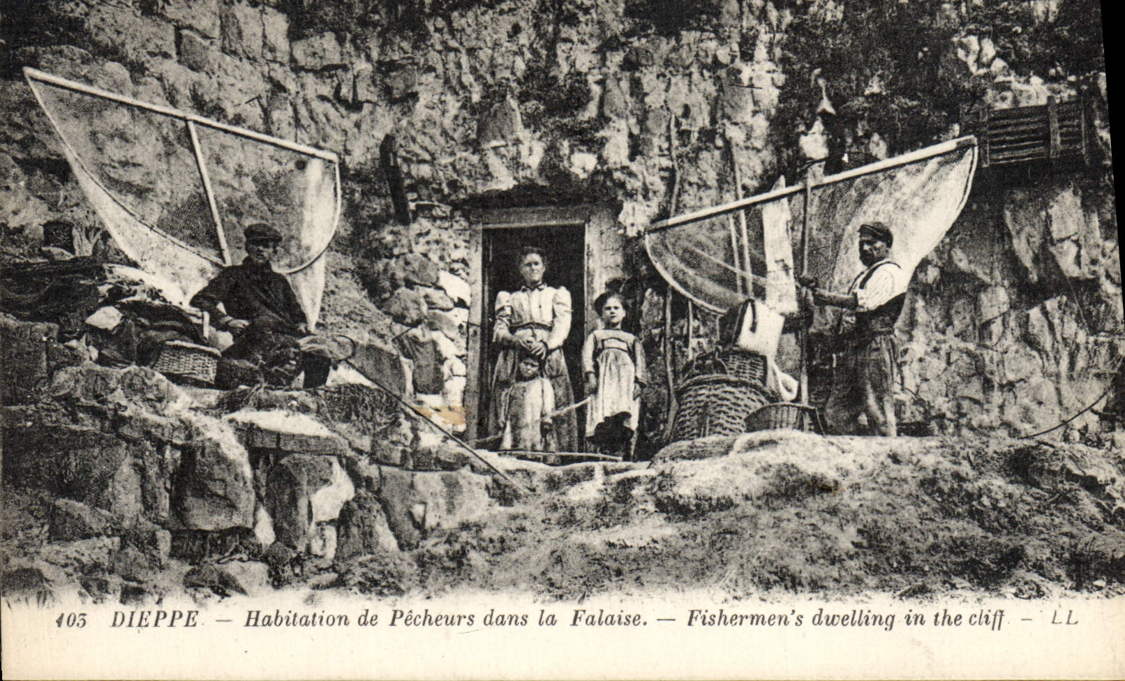 Dieppe — Habitation de Pêcheurs dans la Falaise — LL