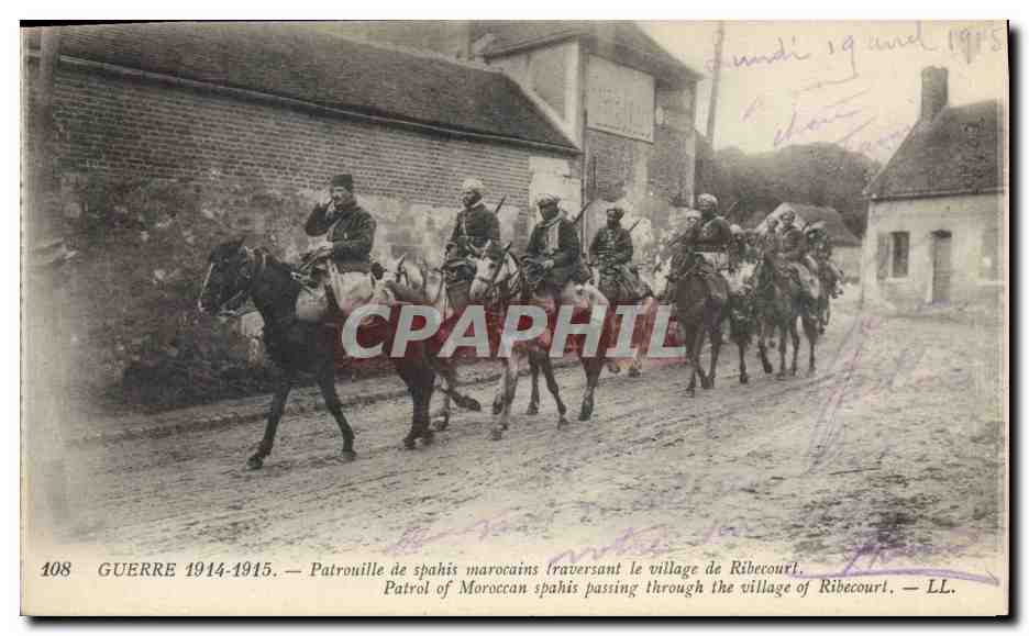 CPA Militaria Patrouille de Spahis Marocains traversant le village de Ribecourt