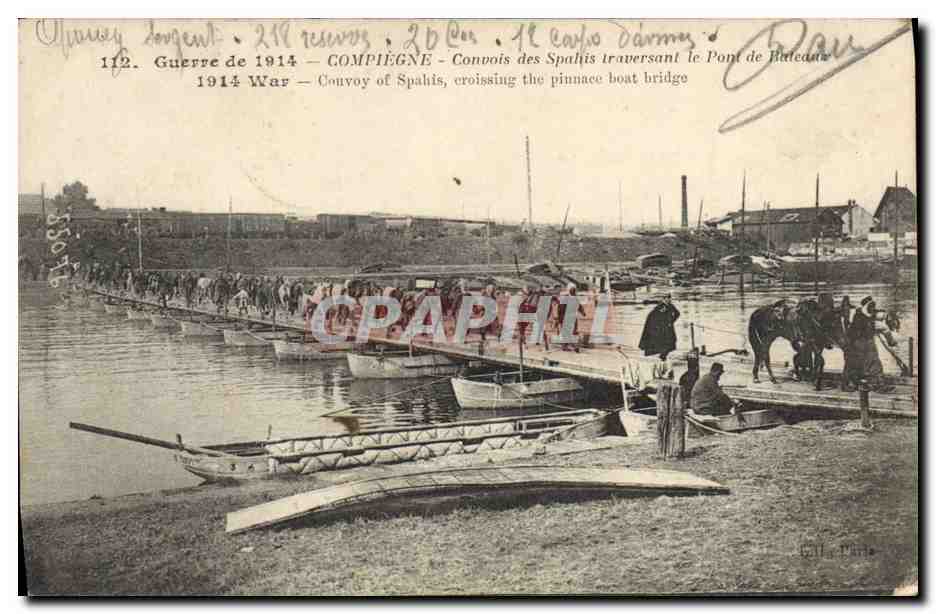 CPA Militaria Compiegne Convois des Spahis traversant le pont de bateaux