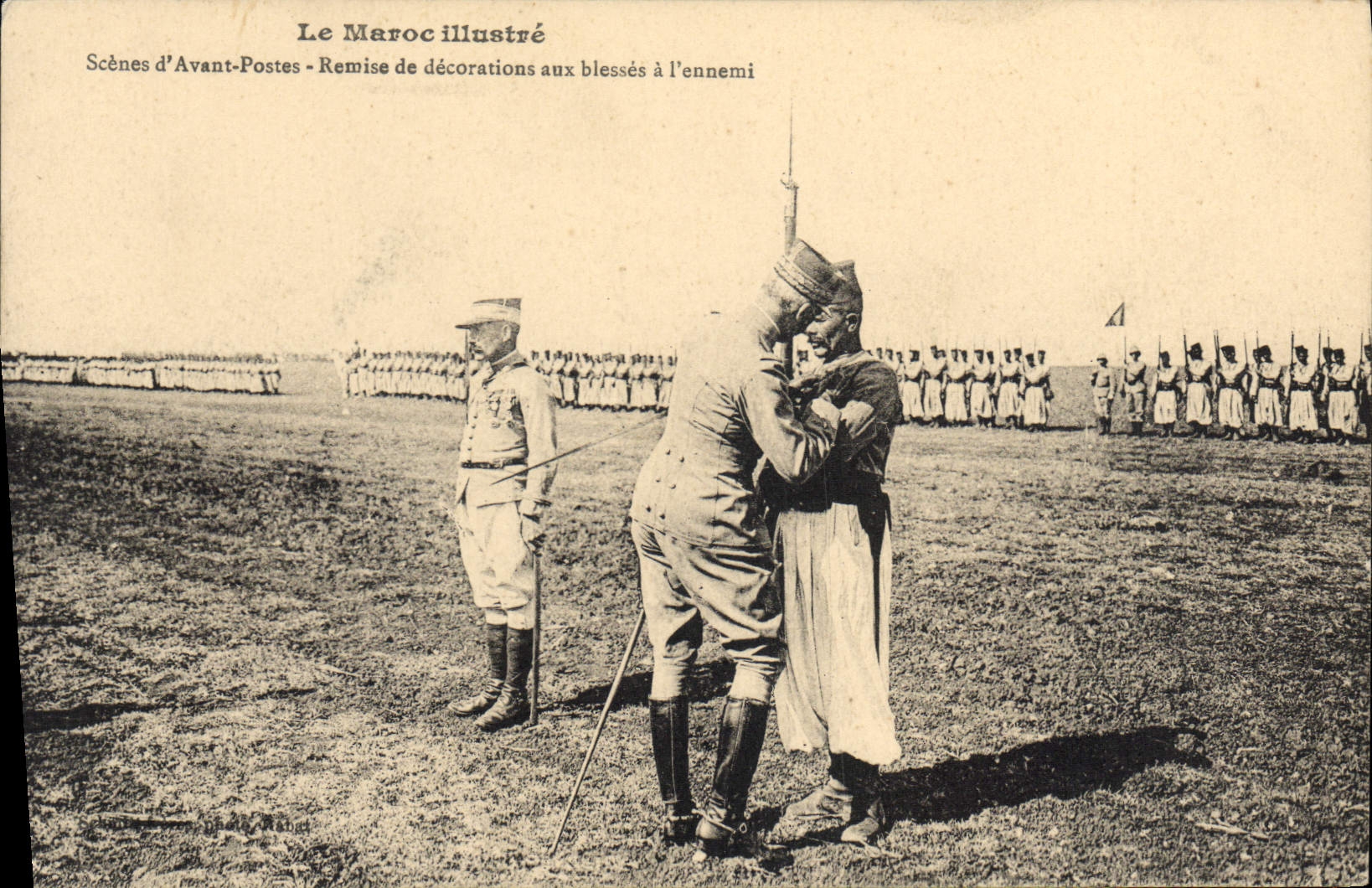 Scènes d'Avant-Postes - Remise de décorations aux blessés à l'ennemi — Le Maroc illustré