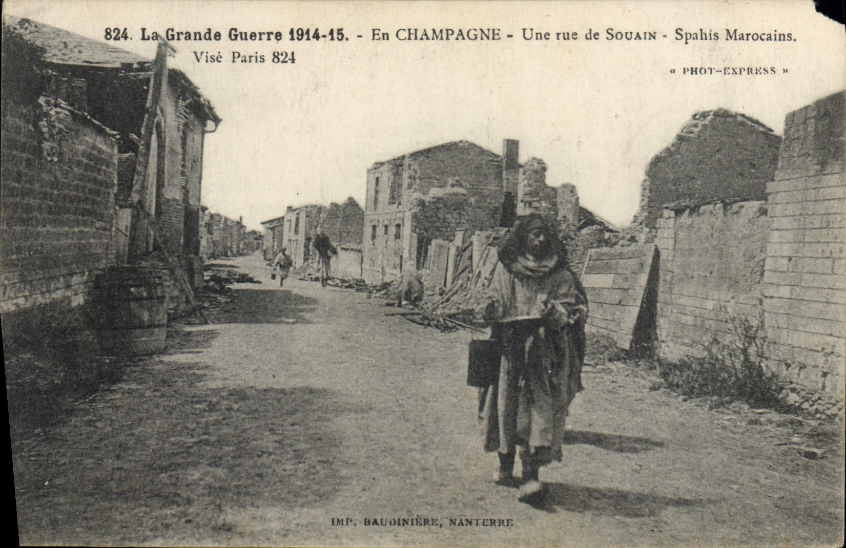 CPA Militaria En Champagne Une rue de Souain Spahis Marocains