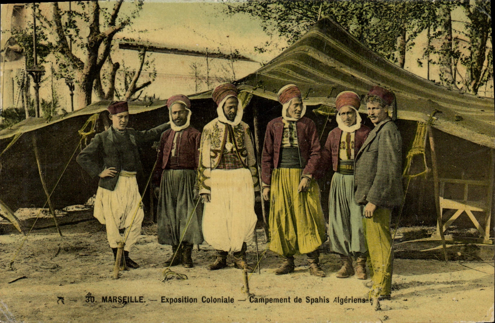 CPA Militaria Marseille Exposition coloniale Campement de Spahis Algeriens 