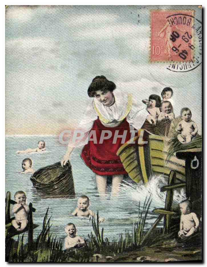 Femme lavant des bébés dans la mer — Bouches-du-Rhône — éditeur non visible