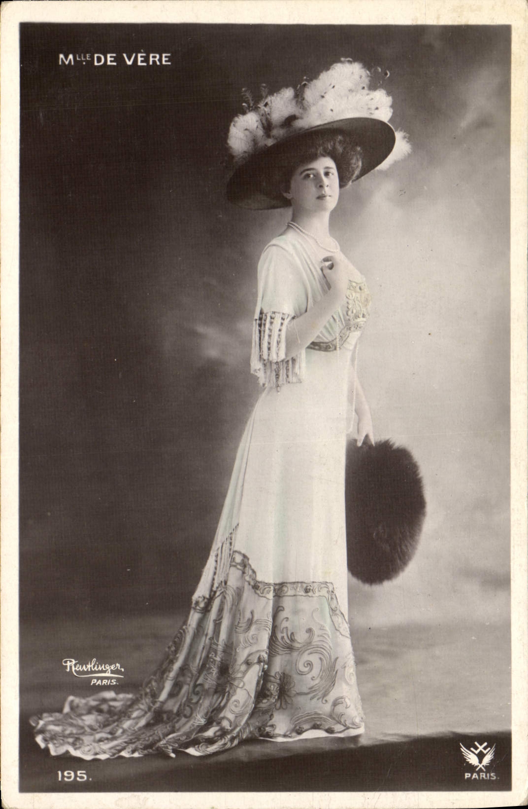 Mlle de Vére — Portrait de femme en robe élégante — Flaurlinger, Paris, n°195