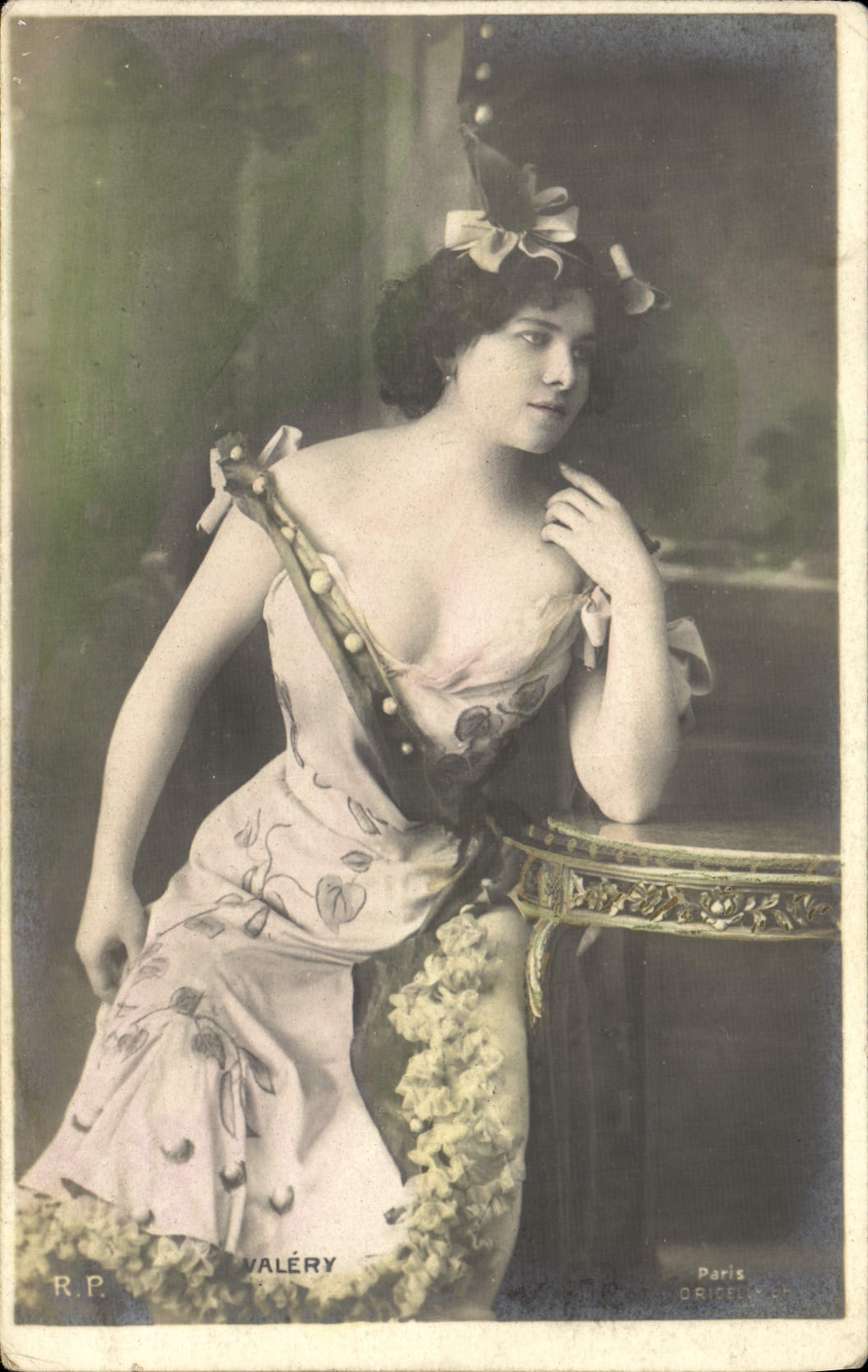 Femme en robe à motifs — Paris — R.P. Valéry