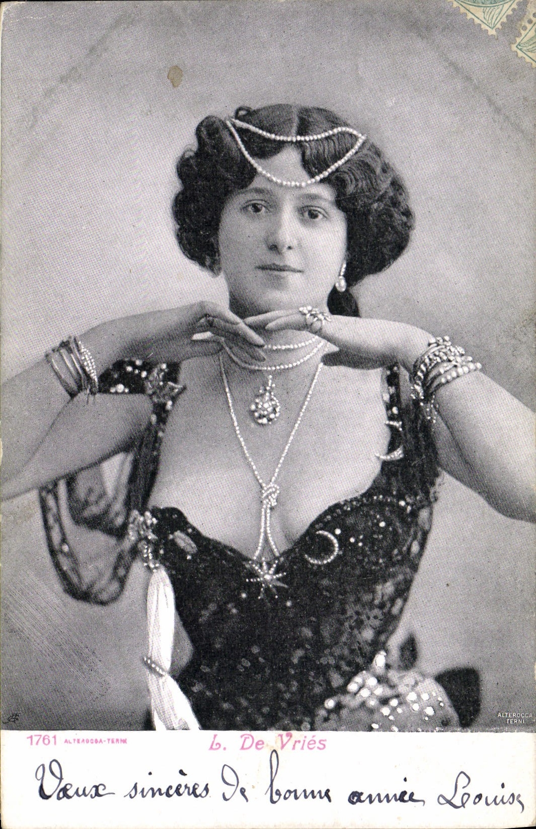 Femme en tenue orientale — L. De Vriés — ALTEROGGA (LÉON)