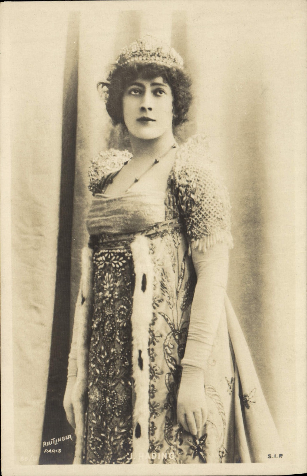 J. HADING — Portrait de femme en robe ornée et couronne — Reutlinger Paris